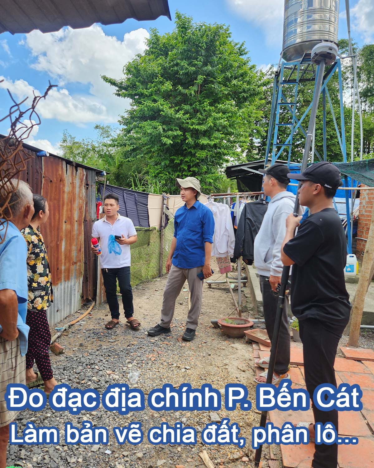 Đo đạc làm bản vẽ chia đất cùng bà con phường Bến Cát.jpg (393 KB)
